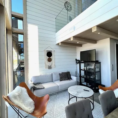 Naava Loft 303 - Kaksikerroksinen Lasiseinaehuoneisto Jaervinaekoealalla Daire *